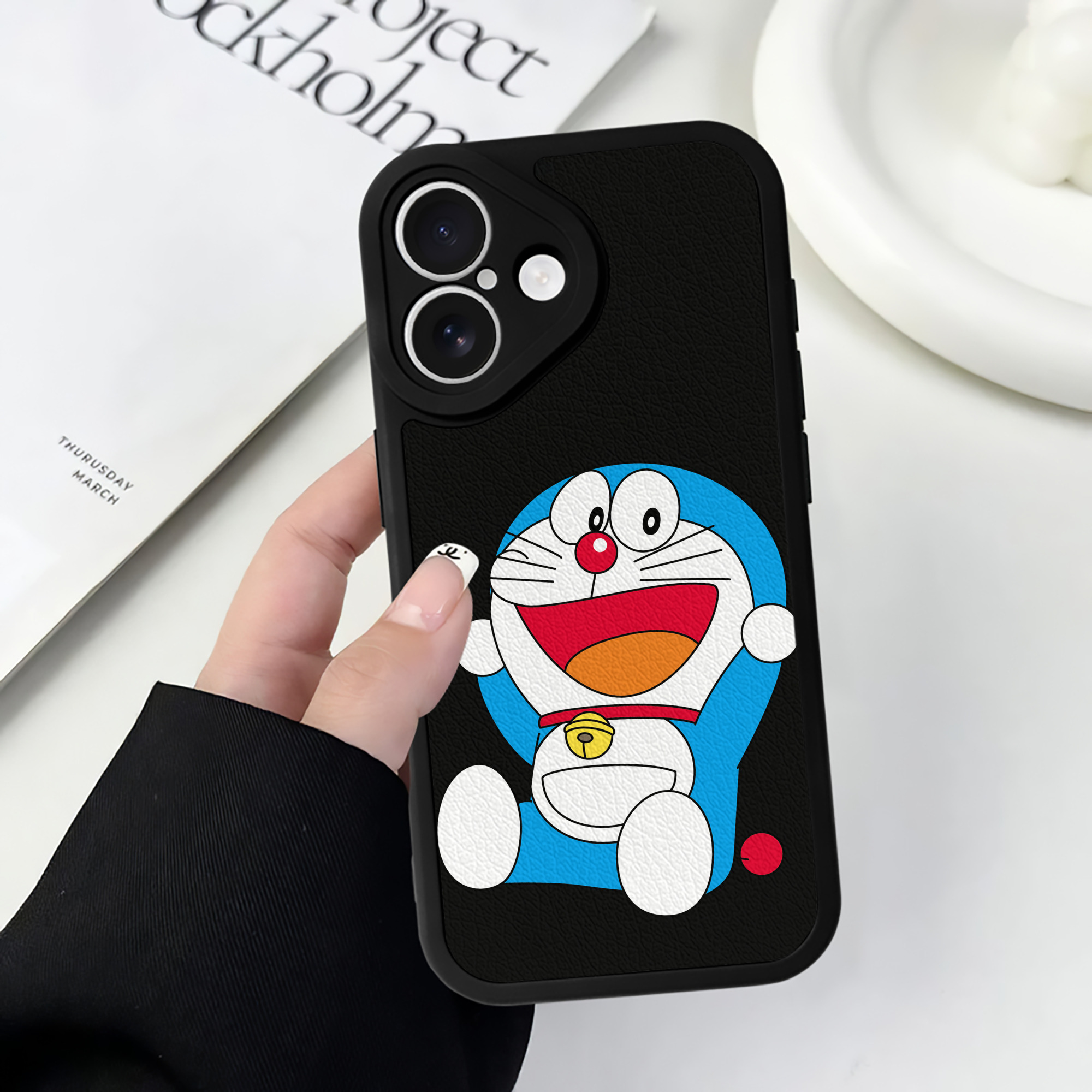 （画像用） ドラえもん Doraemon 【iPhone 16シリーズ対応】シリコンスマホケース（レザー調） 材質：シリコン
